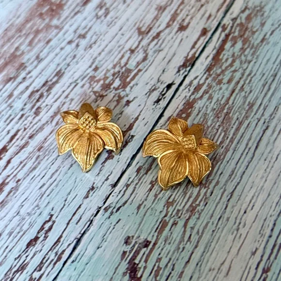 Vintage lot of 4 items 2 pairs earrings locket ring - Picture 2 of 10